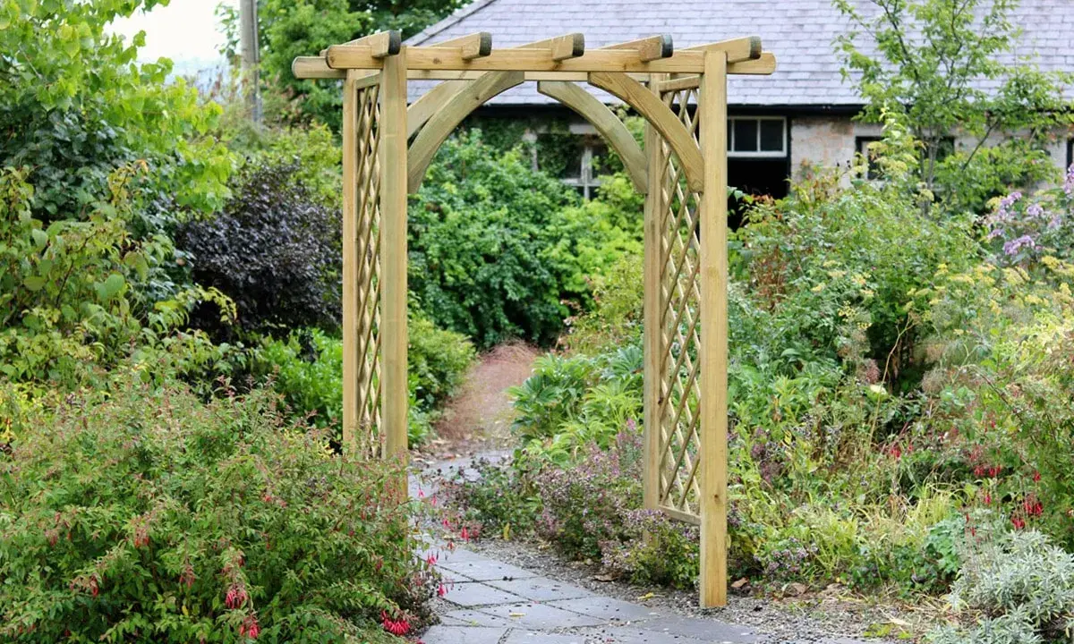 Une arche de jardin en bois, parfaite pour fabriquer un passage fleuri.