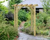 Une arche de jardin en bois, parfaite pour fabriquer un passage fleuri.